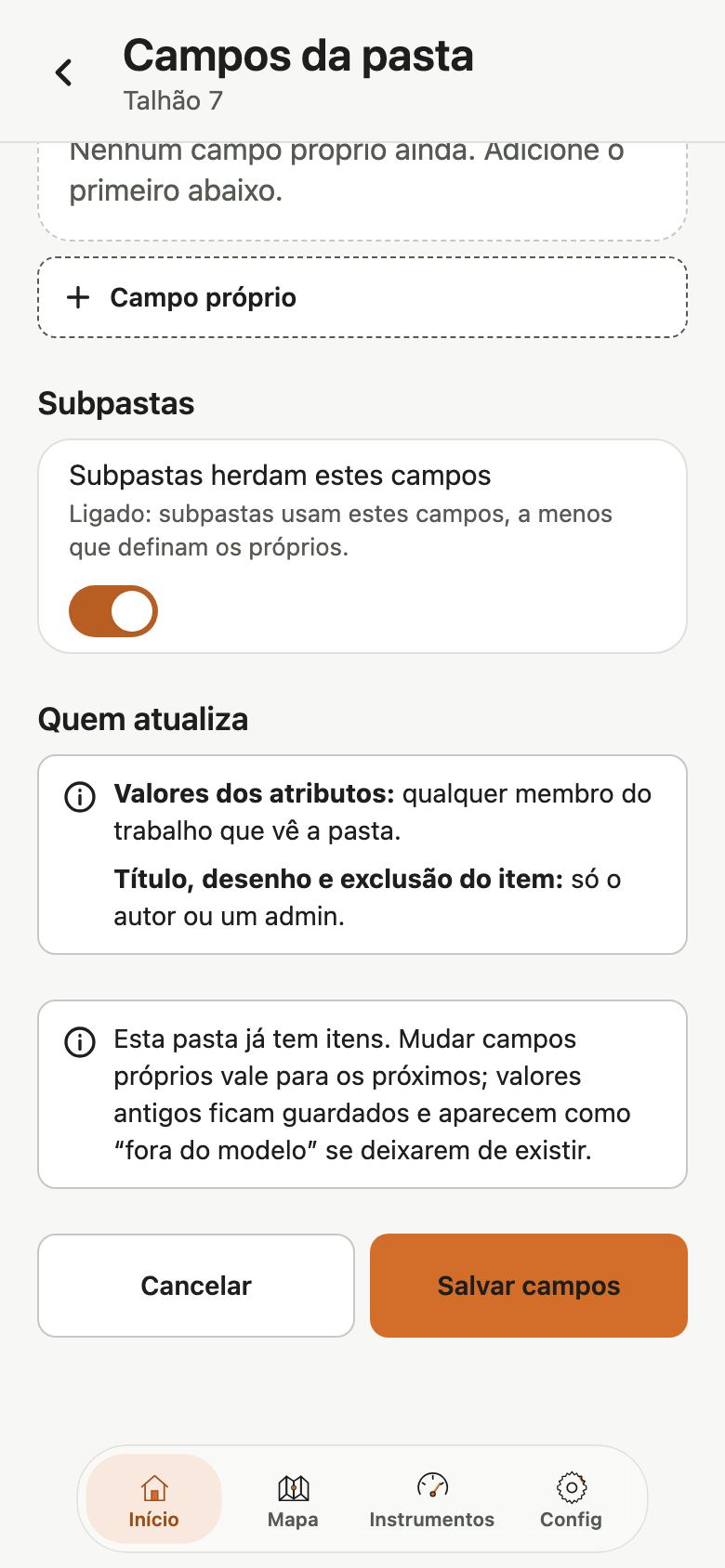 Fim da tela Campos da pasta com o botão Campo próprio, o interruptor Subpastas herdam estes campos, o bloco Quem atualiza e os botões Cancelar e Salvar campos.